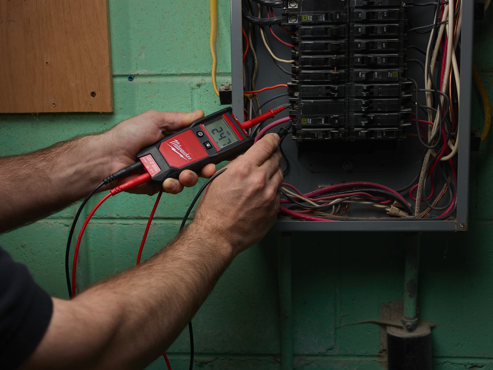 Tester automat de tensiune / continuitate Milwaukee 2212-20 - in utilizare 1