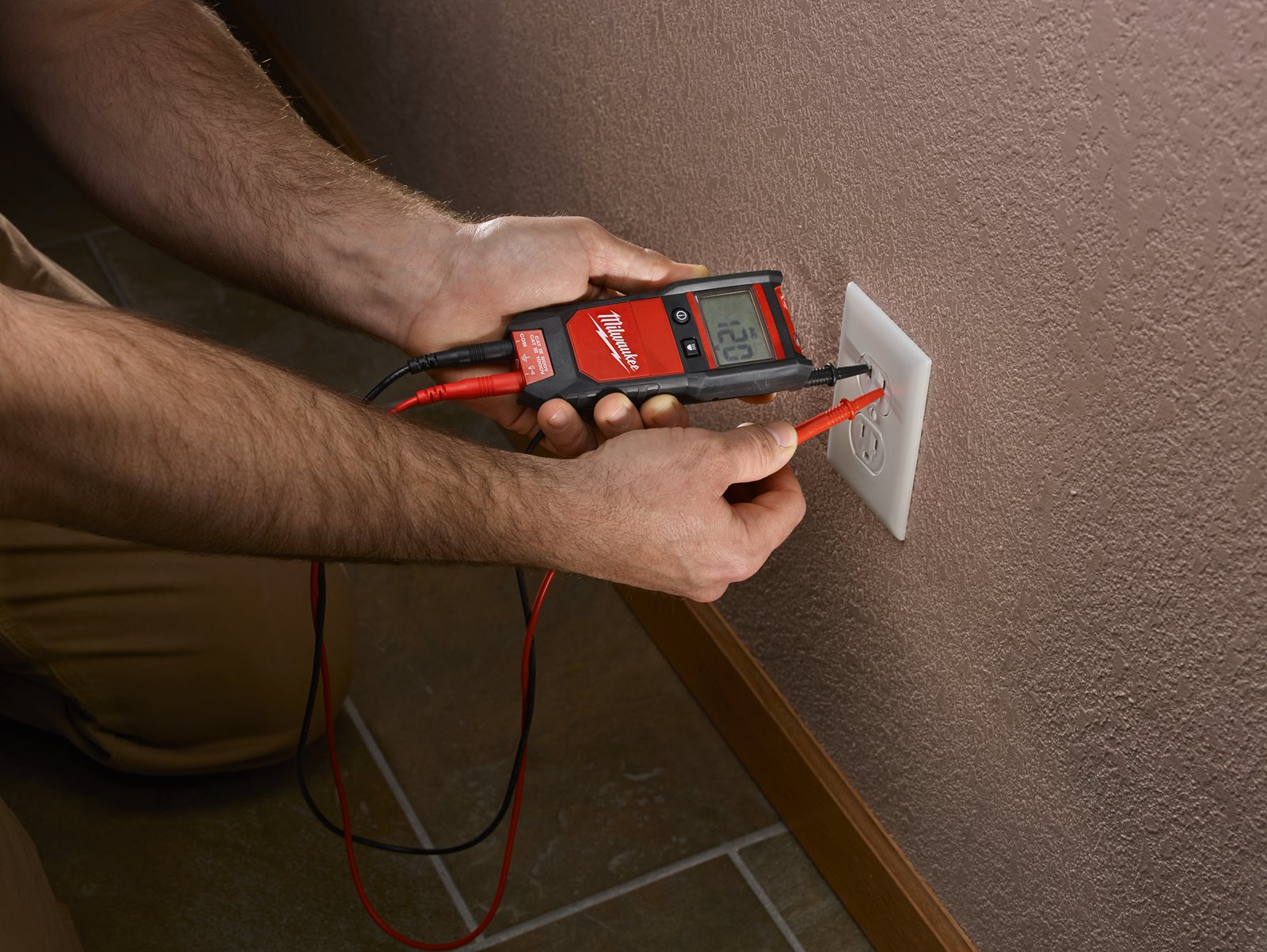 Tester automat de tensiune / continuitate Milwaukee 2212-20 - in utilizare 2