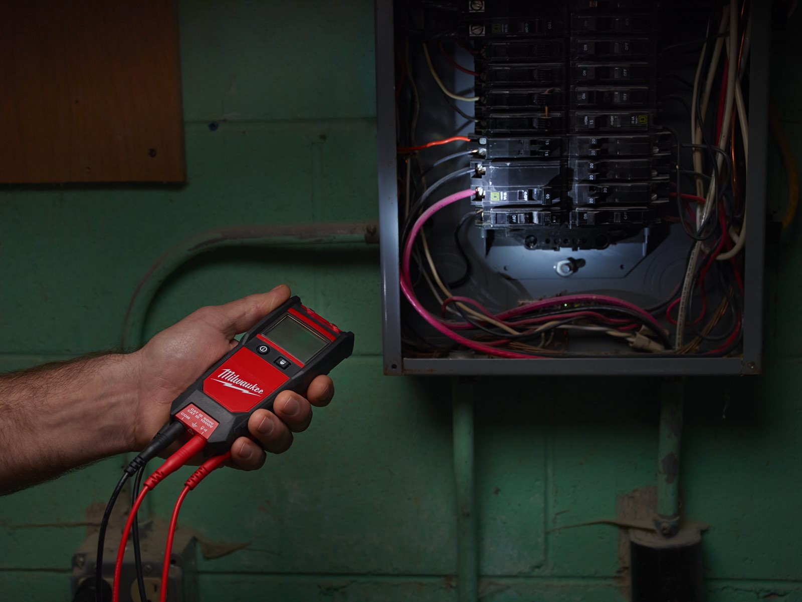 Tester automat de tensiune / continuitate Milwaukee 2212-20 - in utilizare 4