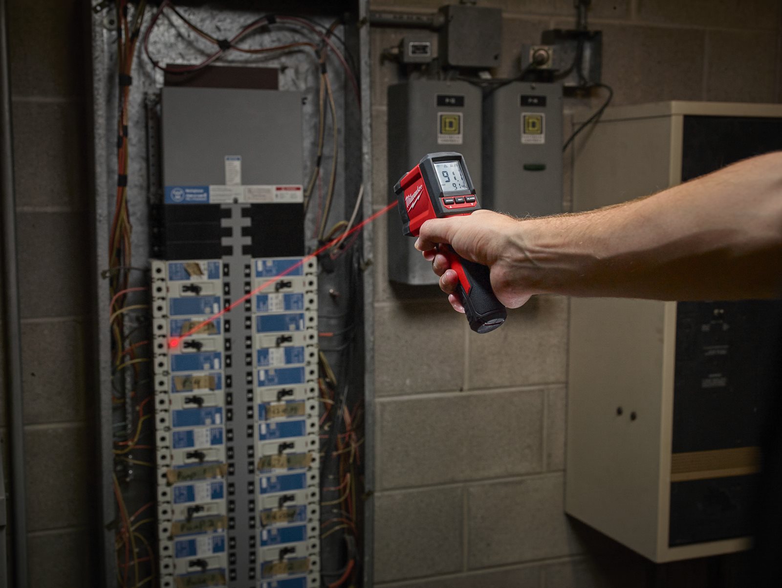 Aparat măsurat temperatura cu infraroșu 10:1 Temp-Gun Milwaukee 2267-40 - in utilizare 2