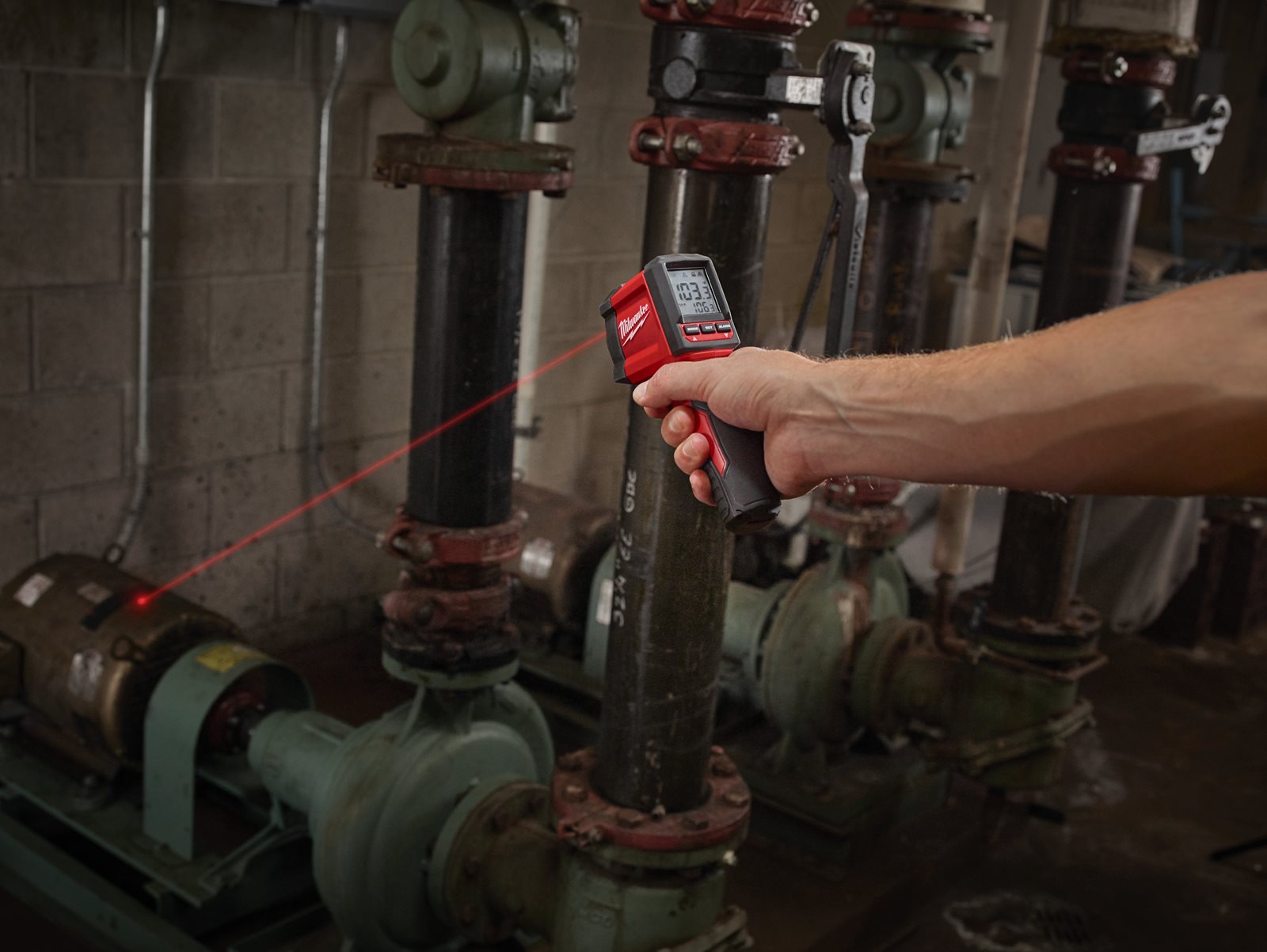 Aparat măsurat temperatura cu infraroșu 10:1 Temp-Gun Milwaukee 2267-40 - in utilizare 3