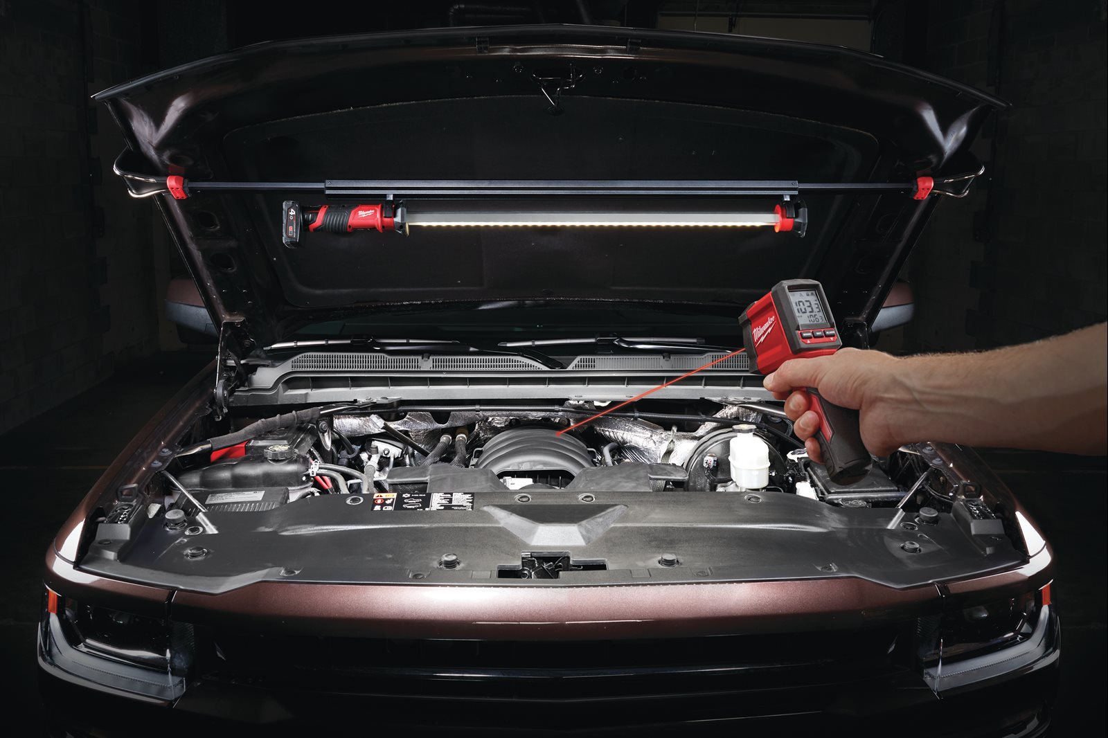 Aparat măsurat temperatura cu infraroșu 10:1 Temp-Gun Milwaukee 2267-40 - in utilizare 4
