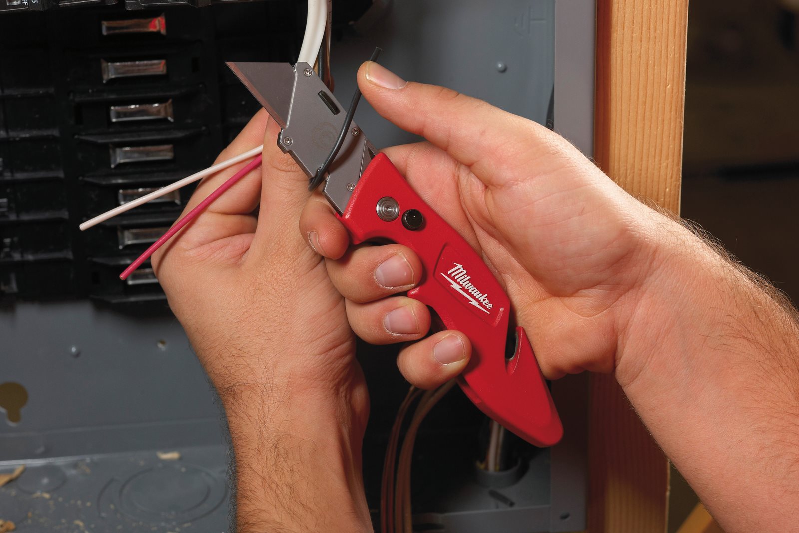 Cuțit utilitar tip flip FASTBACK Milwaukee 4932471357 - in utilizare 1