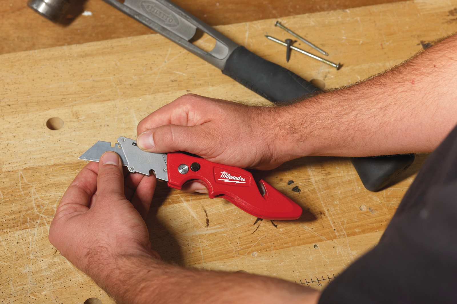Cuțit utilitar tip flip FASTBACK Milwaukee 4932471357 - in utilizare 2