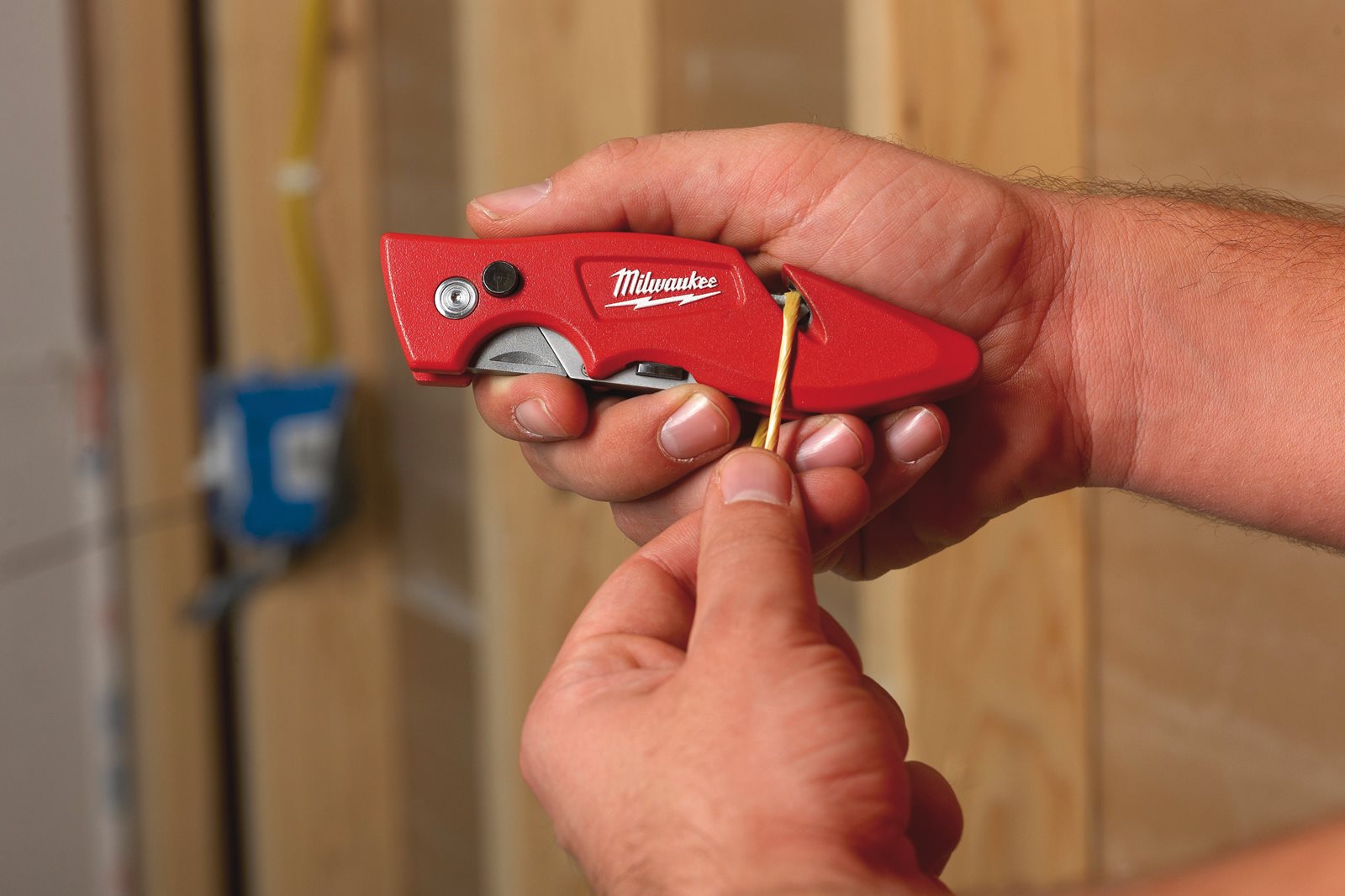 Cuțit utilitar tip flip FASTBACK Milwaukee 4932471357 - in utilizare 3