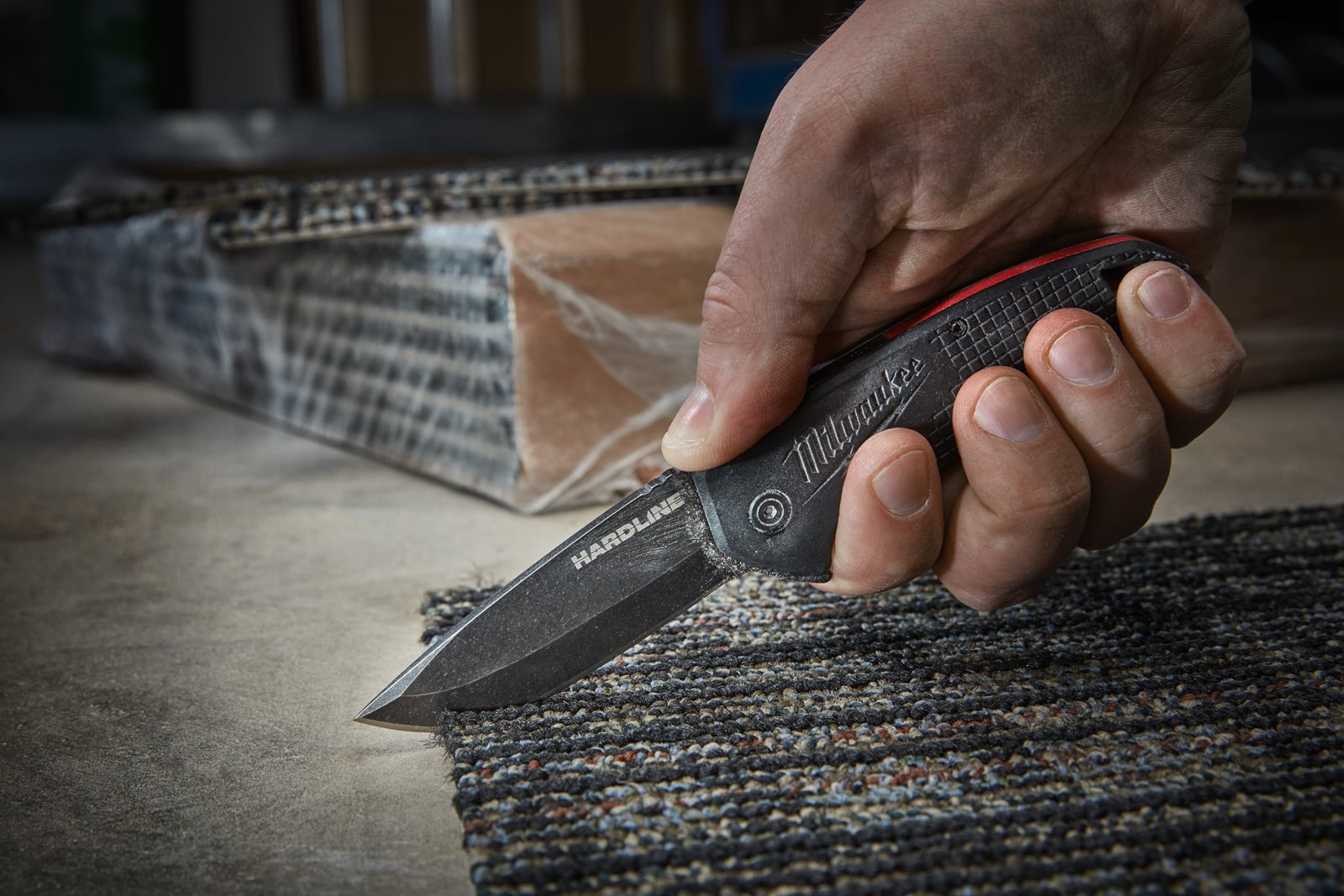 Cuțite utilitare pliabile HARDLINE Milwaukee 48221994 - in utilizare 2
