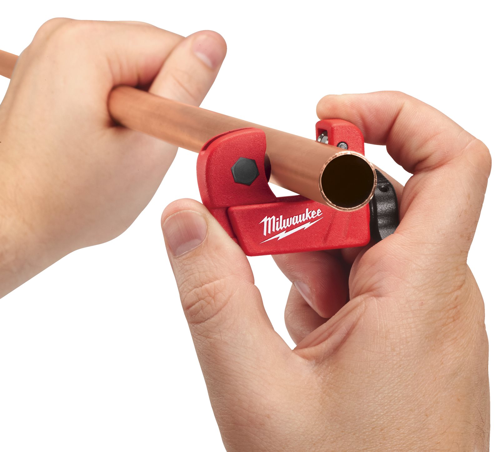 Mini cutter pentru țevi din cupru 15 mm Milwaukee - in utilizare 1