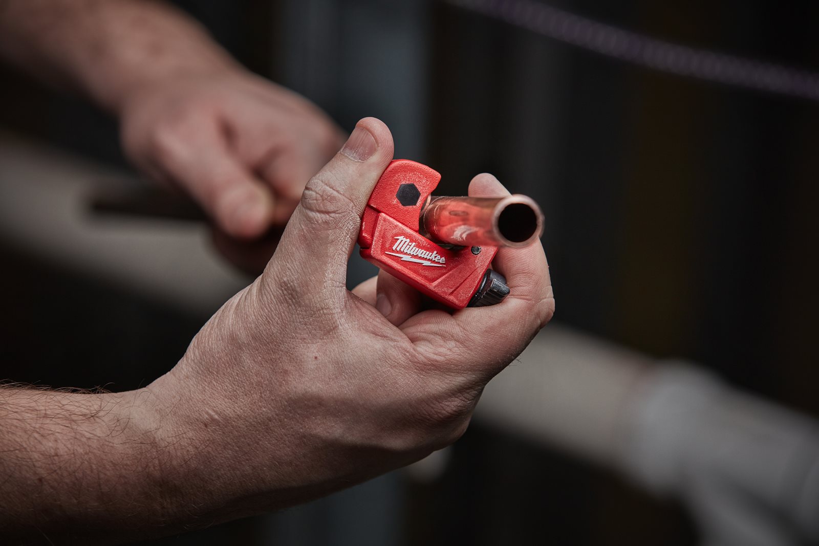 Mini cutter pentru țevi din cupru 15 mm Milwaukee - in utilizare 2