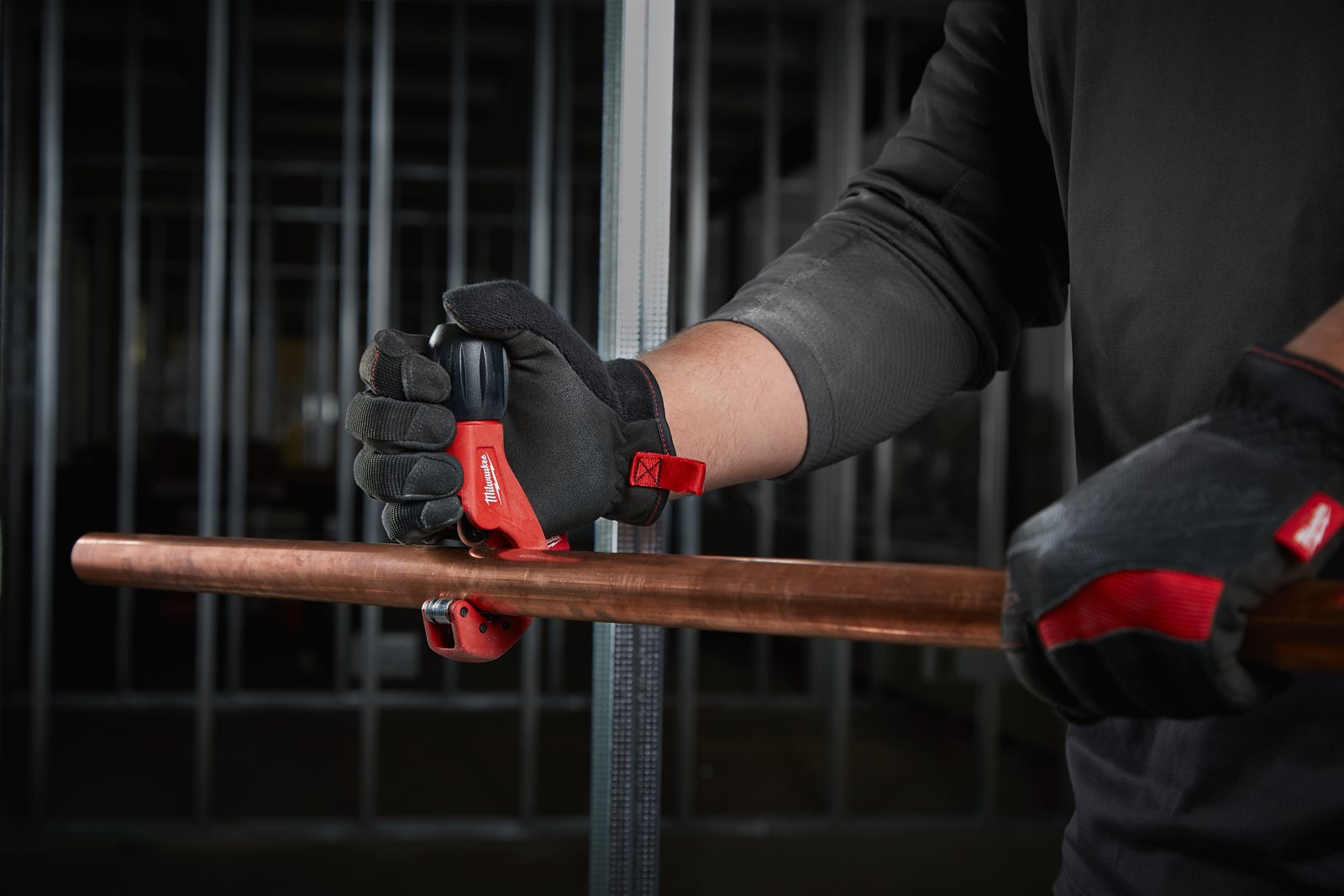 Cutter cu role pentru țevi din cupru 42 mm Milwaukee - in utilizare 1
