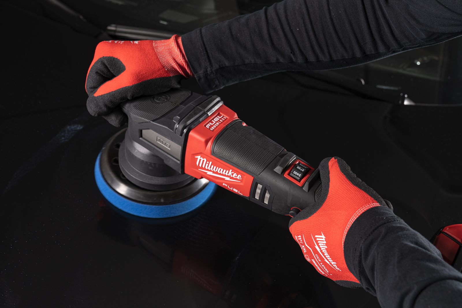 Accesorii premium pentru lustruire - Prindere cu scai ⌀ 125 mm Milwaukee 4932430394 - in utilizare 2