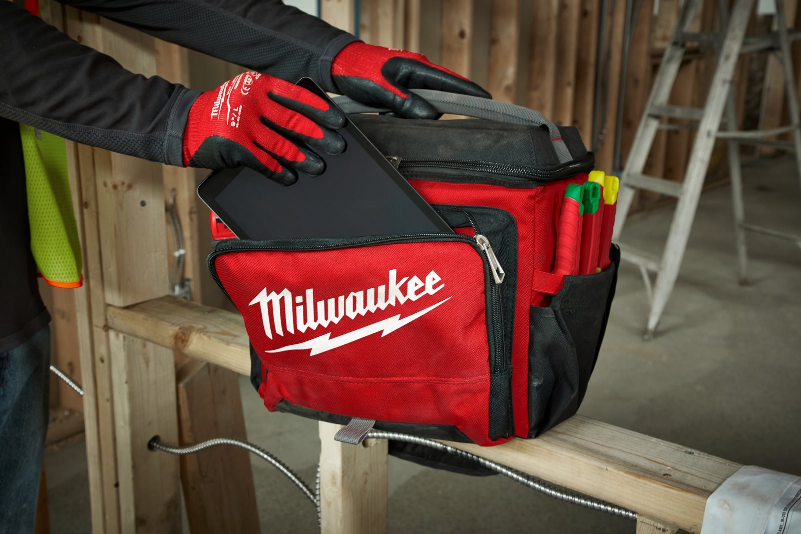 Geantă frigorifică pentru șantier Milwaukee - in utilizare 2