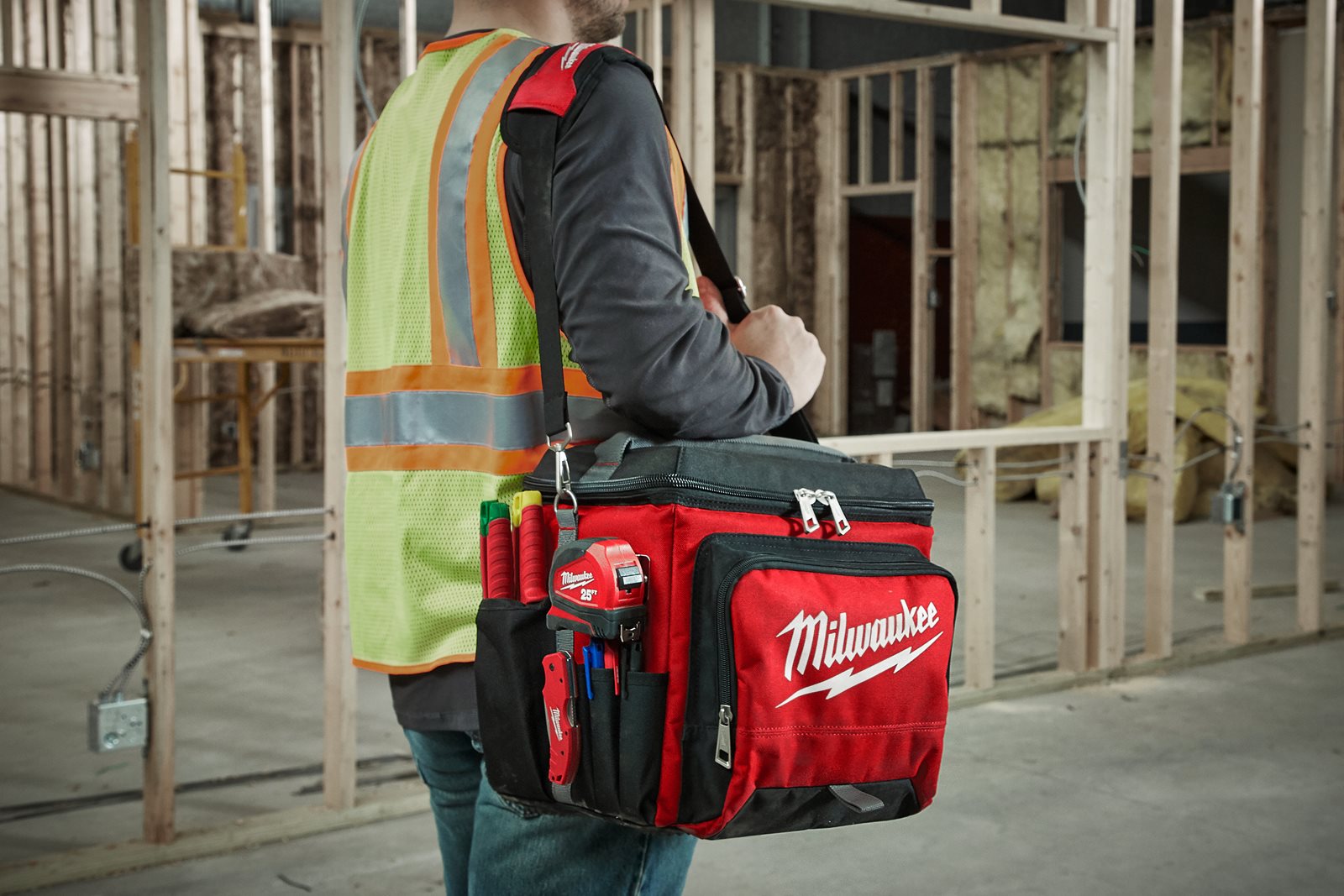 Geantă frigorifică pentru șantier Milwaukee - in utilizare 3
