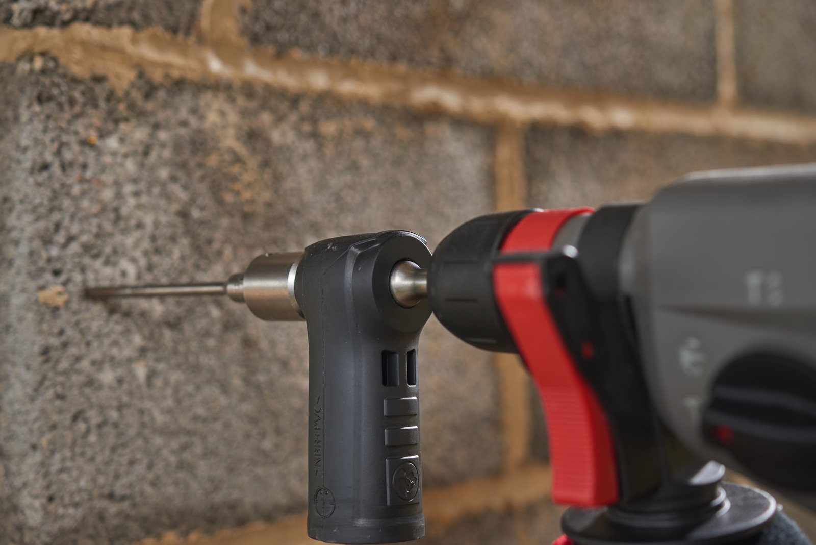 Burghie SDS-Plus DUST-LOK fără praf - 4 tăișuri - design modular 5 mm Milwaukee - in utilizare 1