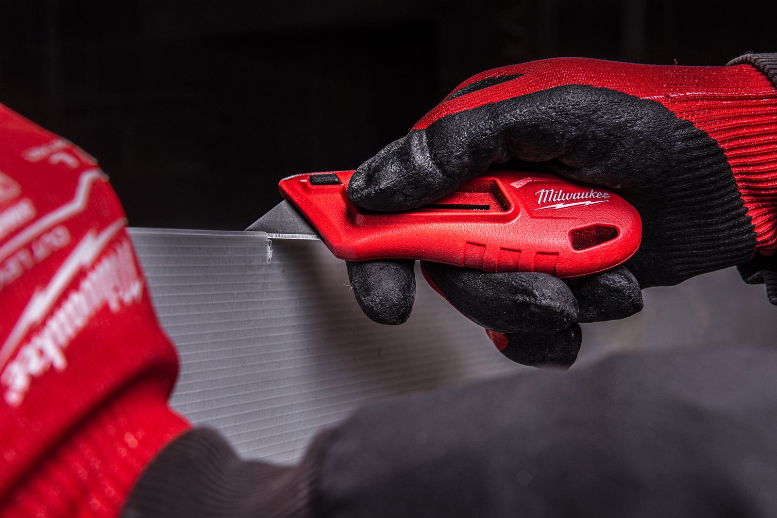 Cuțit utilitar cu lamă retractabilă Milwaukee 48229910 - in utilizare 1