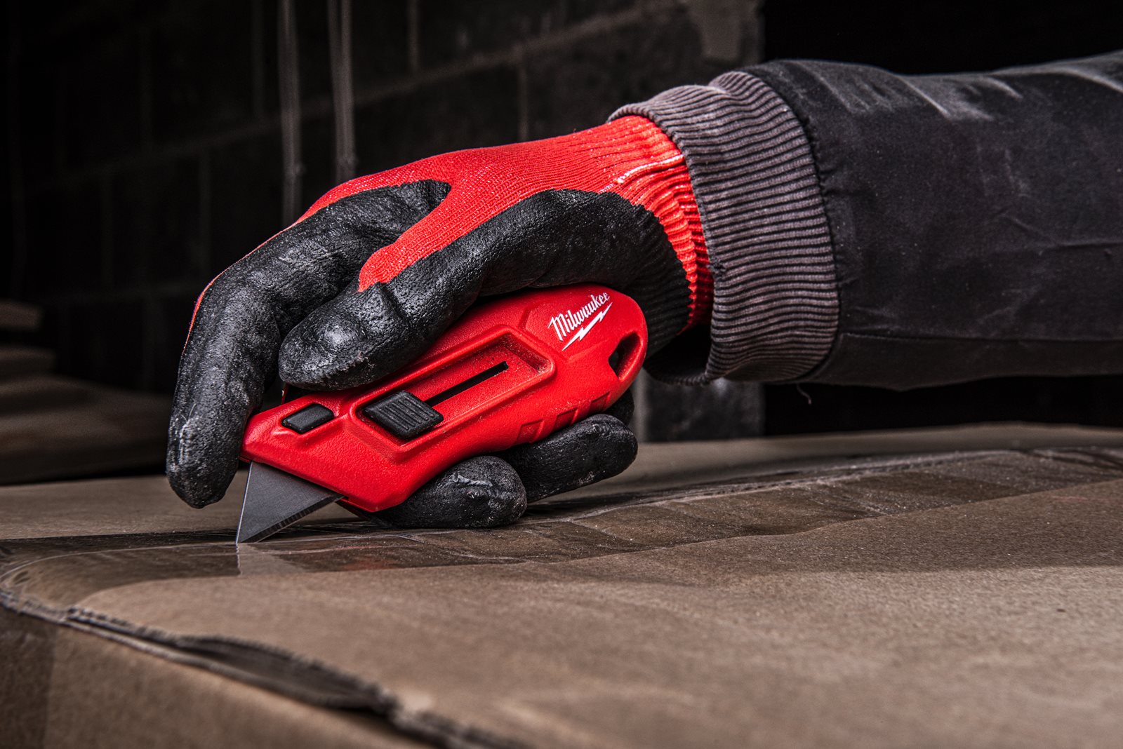 Cuțit utilitar cu lamă retractabilă Milwaukee 48229910 - in utilizare 2