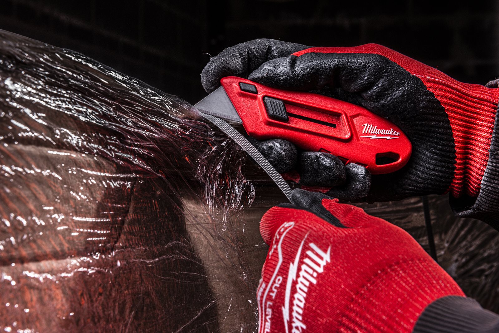 Cuțit utilitar cu lamă retractabilă Milwaukee 48229910 - in utilizare 3