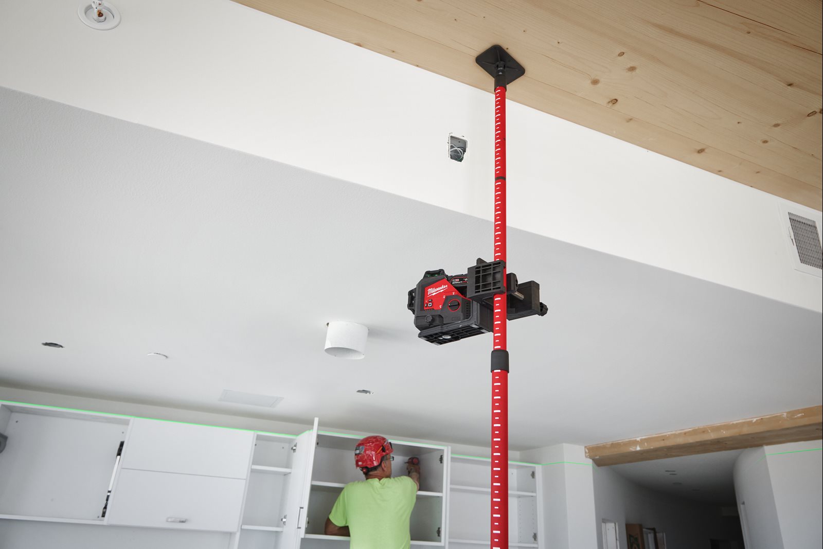 Stâlp telescopic 3,6 m pentru laser Milwaukee LMP - in utilizare 4