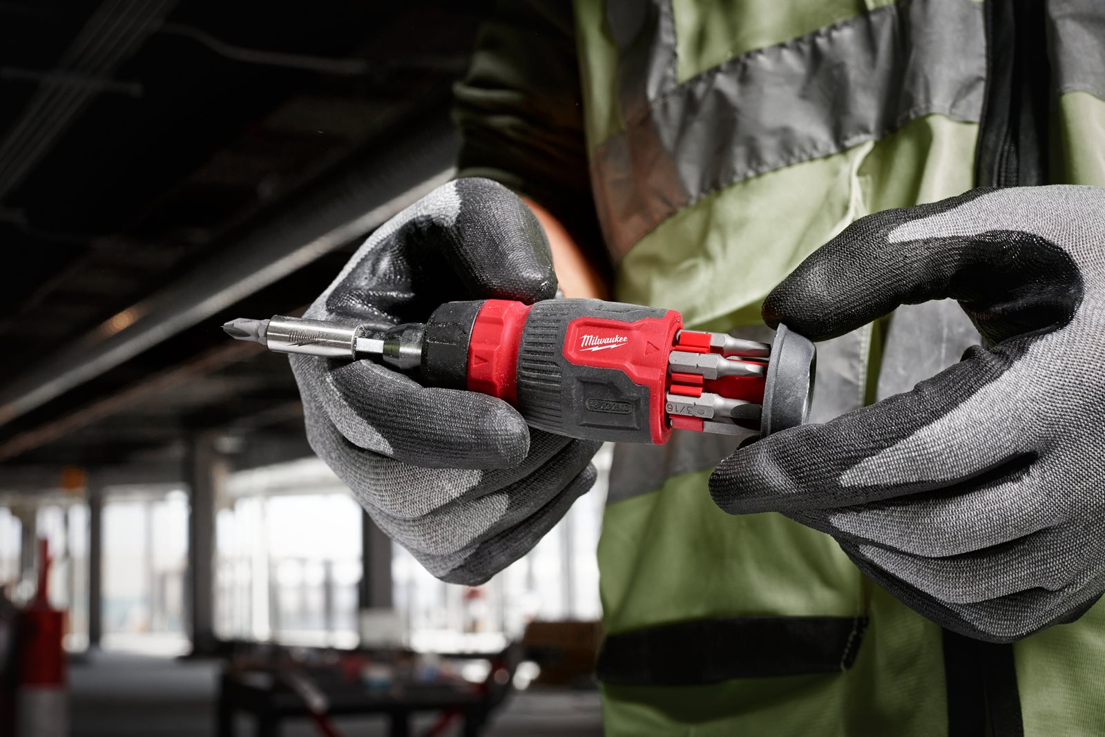 Șurubelniță cu clichet multi-bit Milwaukee 4932480581 - in utilizare 1