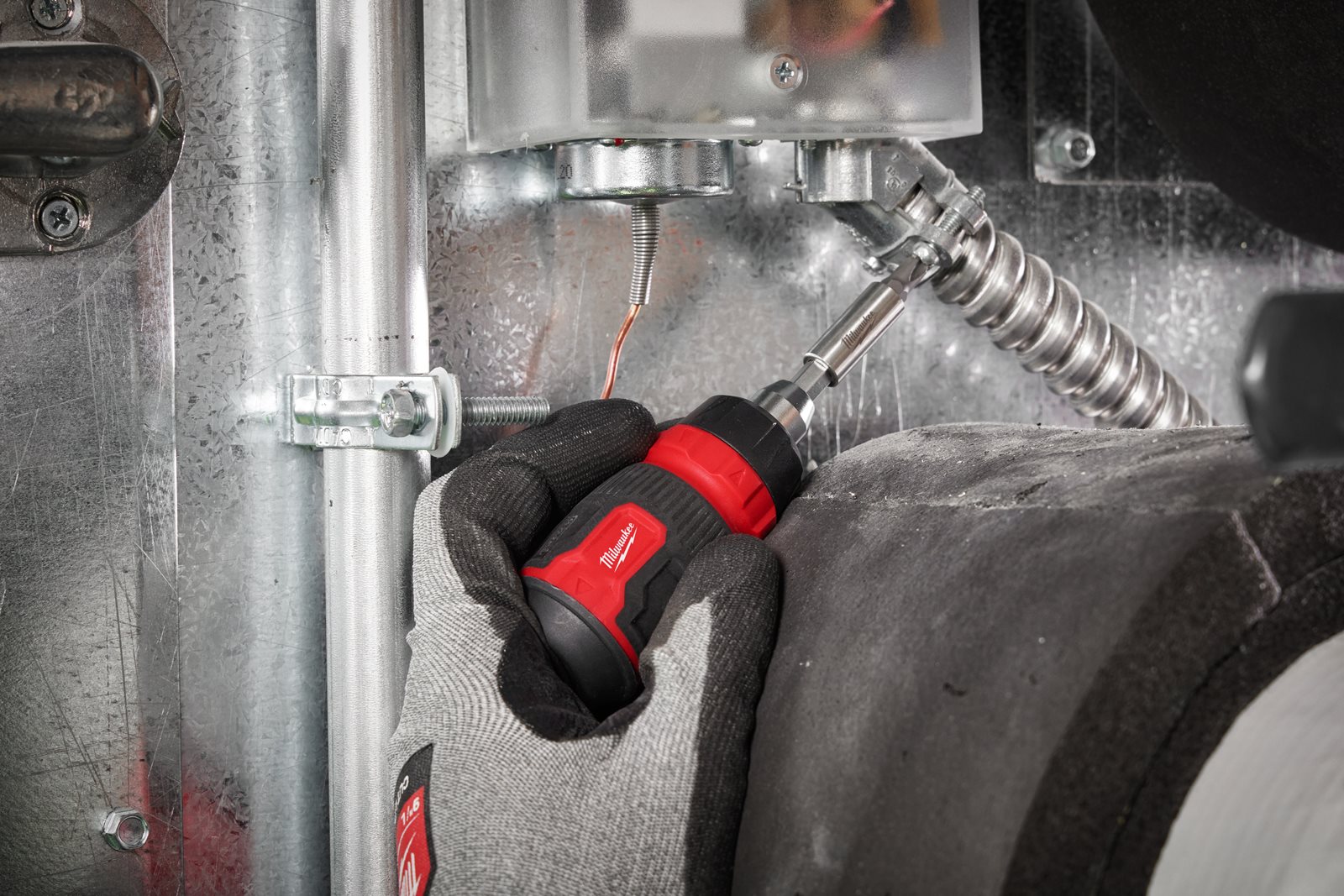 Șurubelniță cu clichet multi-bit Milwaukee 4932480581 - in utilizare 3