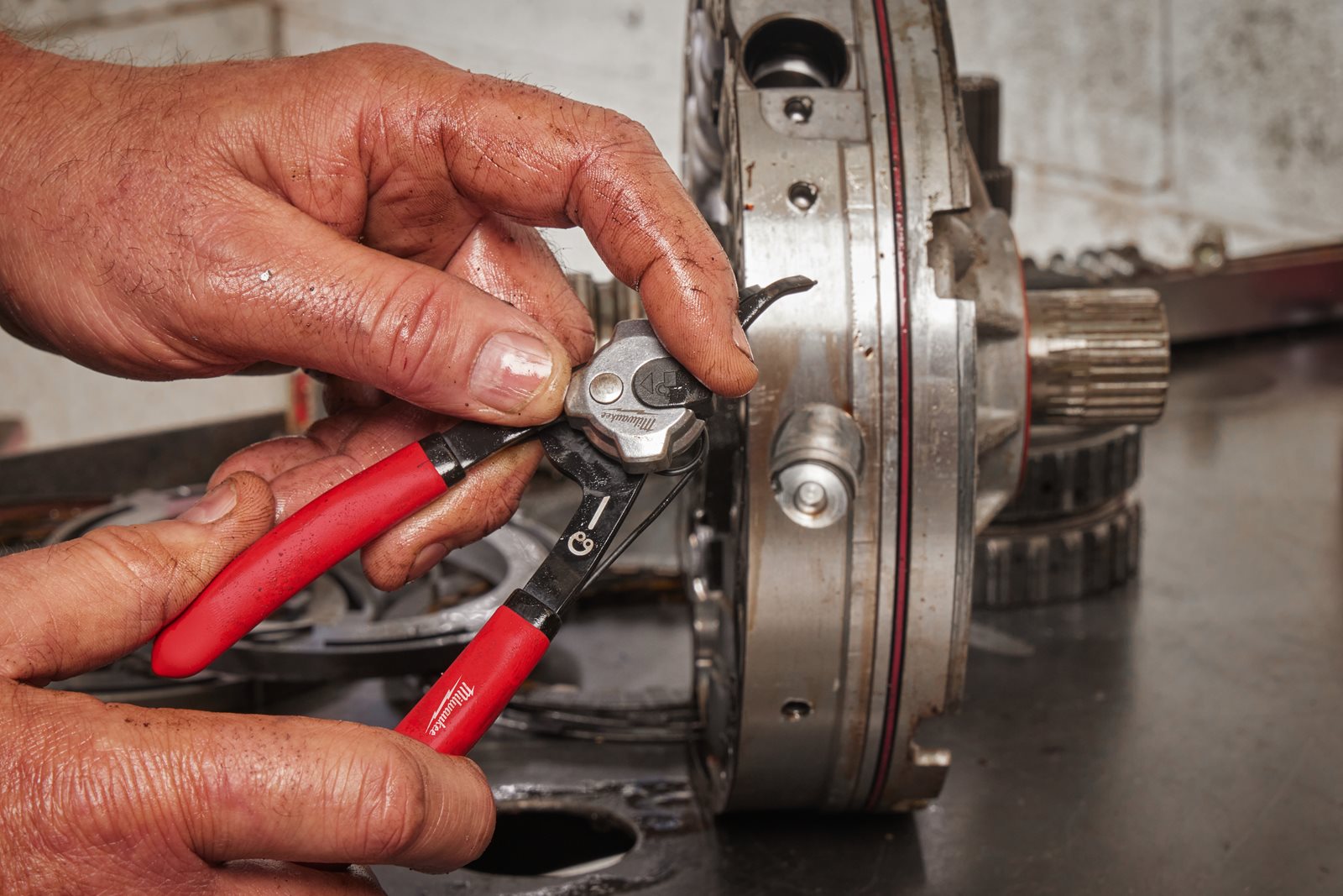 Clești pentru inele de siguranță Milwaukee 4932492487 - in utilizare 1