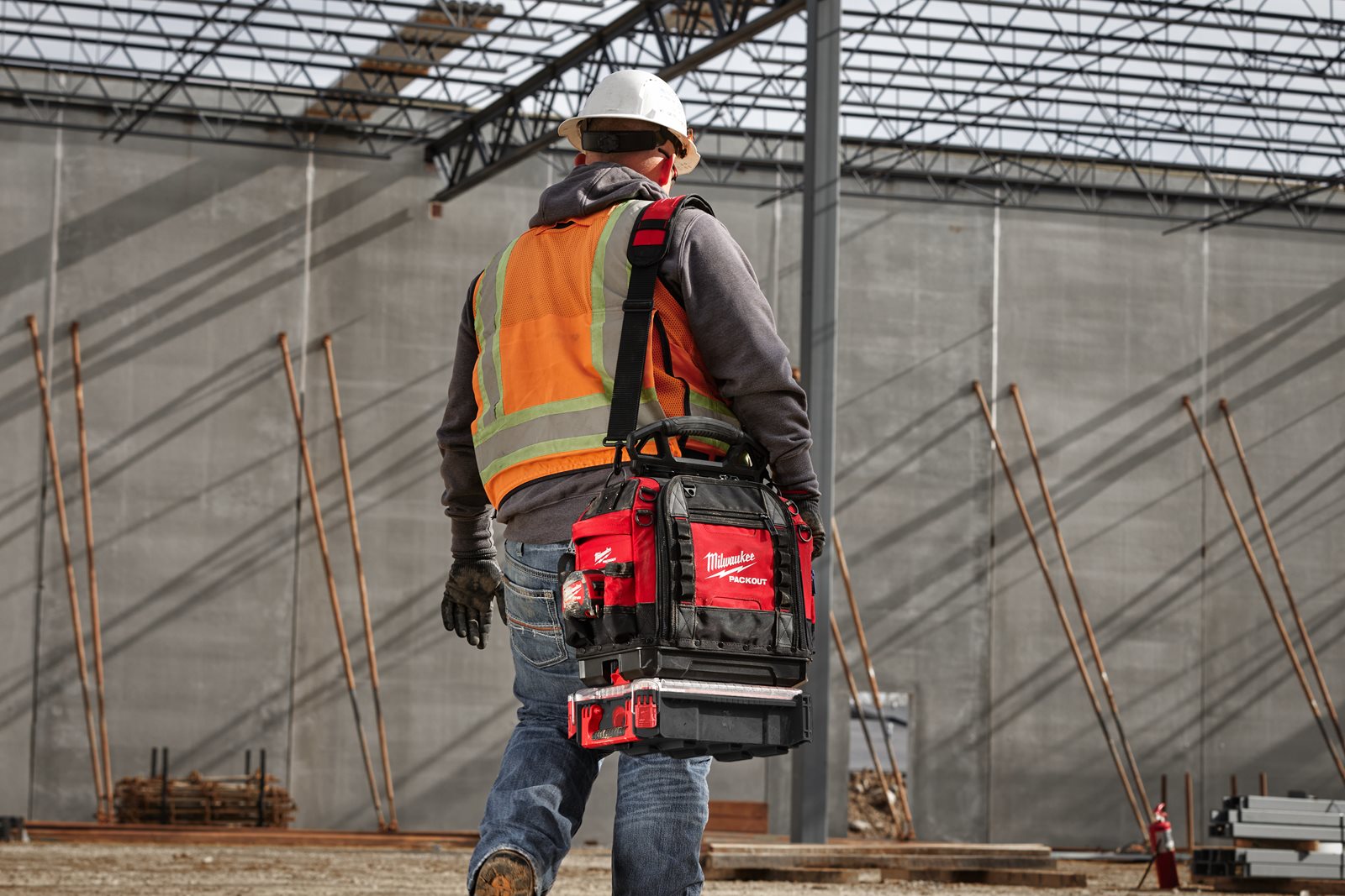 Geantă scule închisă PACKOUT 38 cm Milwaukee - in utilizare 1