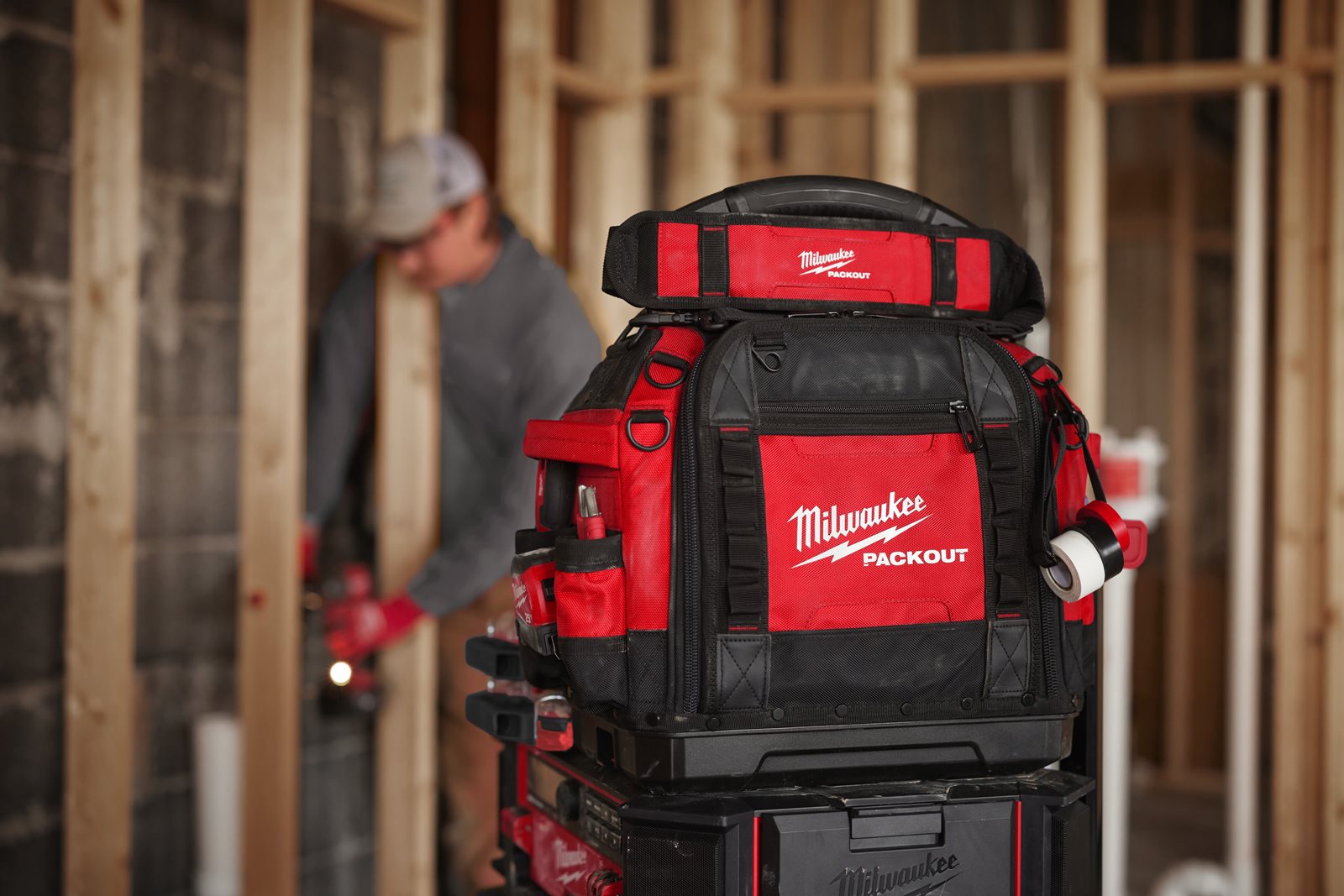 Geantă scule închisă PACKOUT 38 cm Milwaukee - in utilizare 2