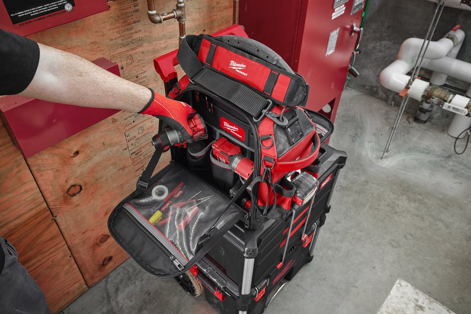 Geantă scule închisă PACKOUT 38 cm Milwaukee - in utilizare 3