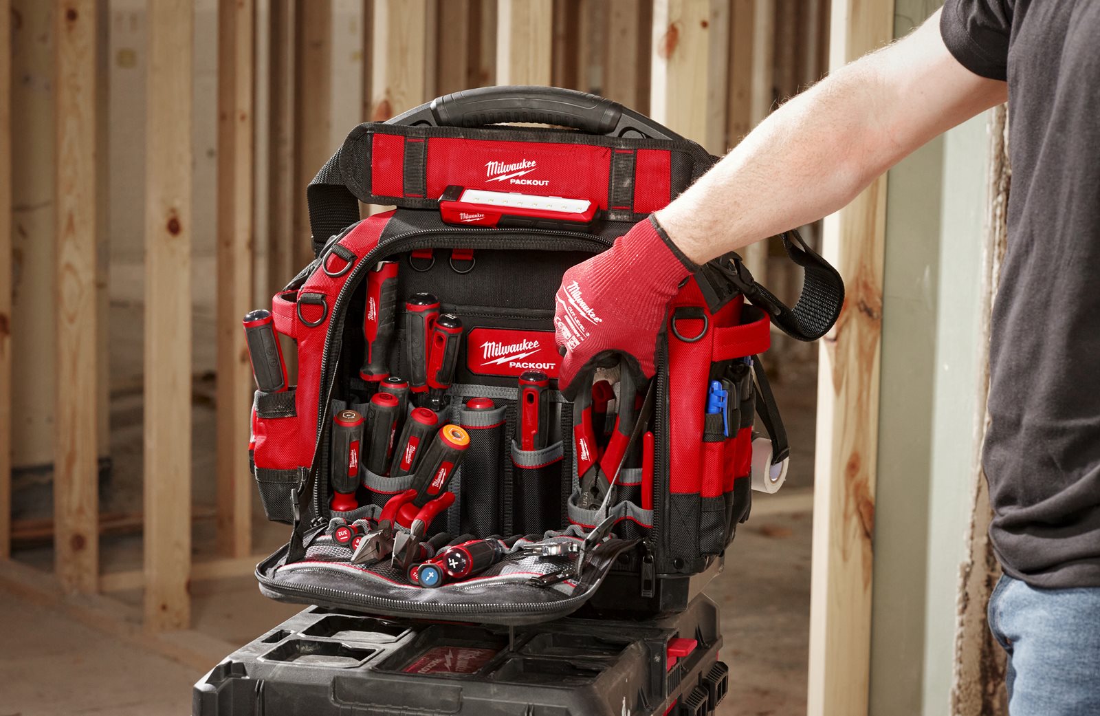Geantă scule închisă PACKOUT 38 cm Milwaukee - in utilizare 4