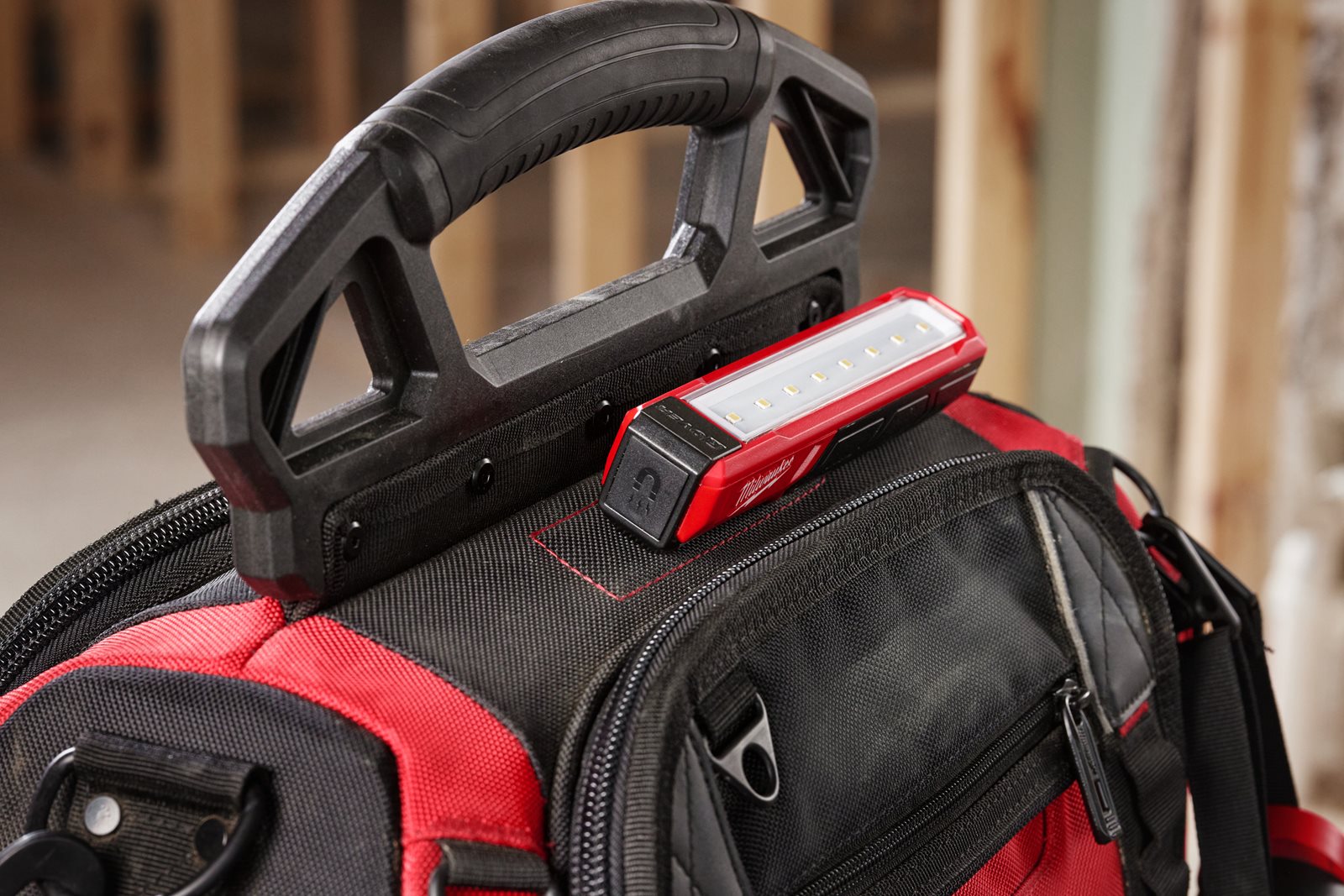 Geantă scule închisă PACKOUT 38 cm Milwaukee - in utilizare 5