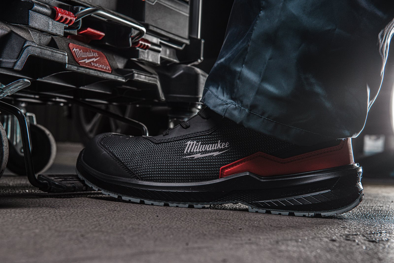 Pantofi negri de protecție Flextred S1PS 1L110133 ESD FO SR Negru Milwaukee 4932493688 - in utilizare 1
