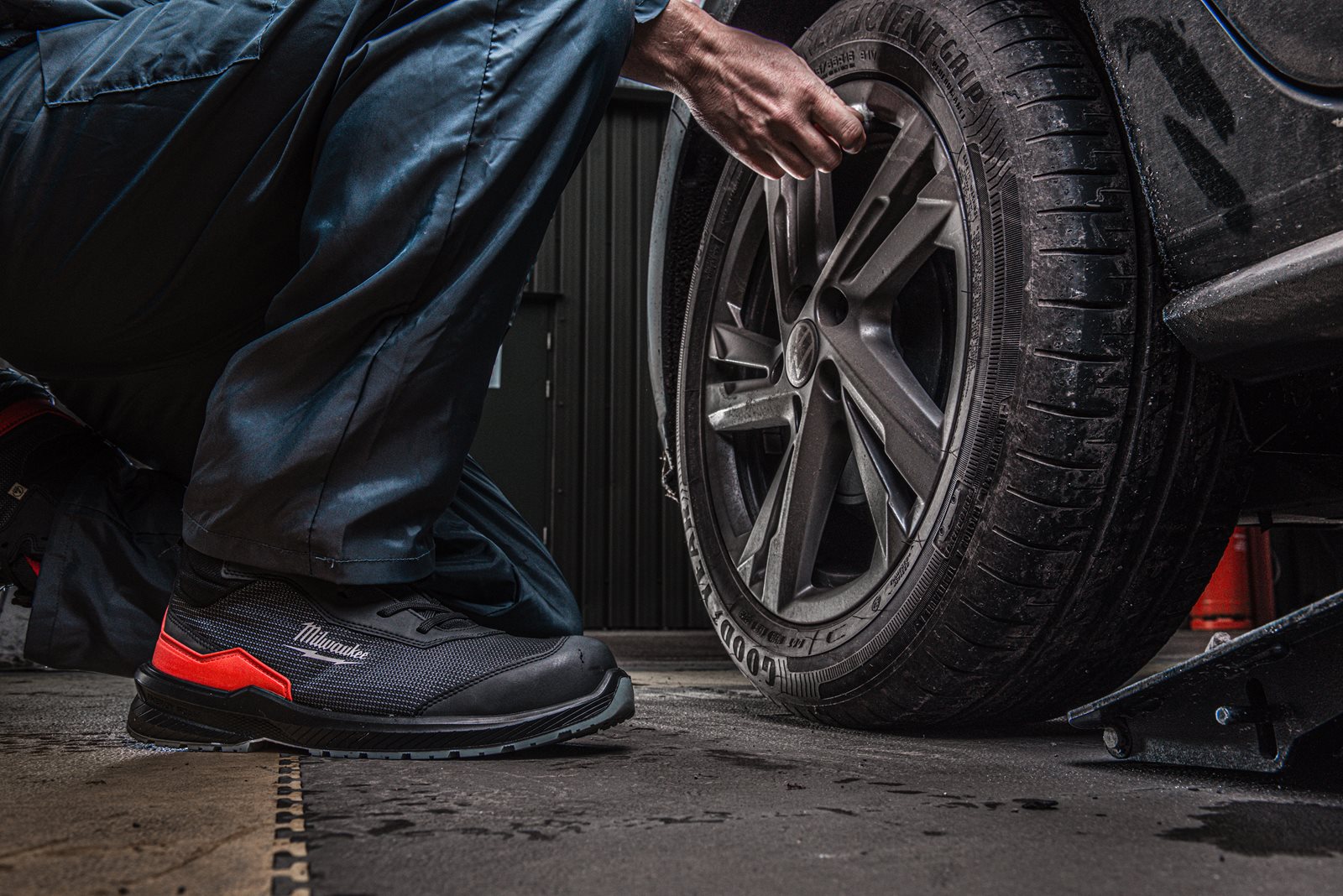 Pantofi negri de protecție Flextred S1PS 1L110133 ESD FO SR Negru Milwaukee 4932493688 - in utilizare 2