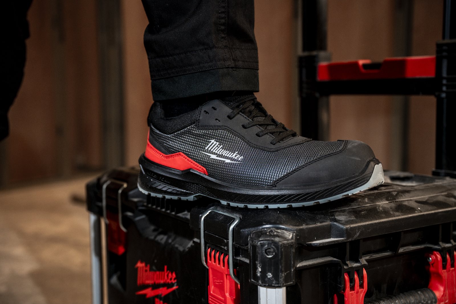 Pantofi negri de protecție Flextred S1PS 1L110133 ESD FO SR Negru Milwaukee 4932493688 - in utilizare 4