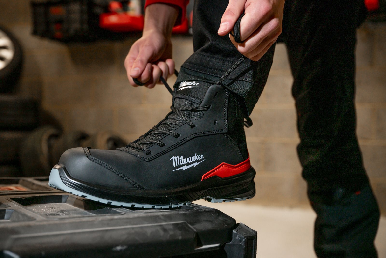 Ghete negre de protecție Flextred S3S 1M110133 ESD SC FO SR Negru Milwaukee 4932493727 - in utilizare 2