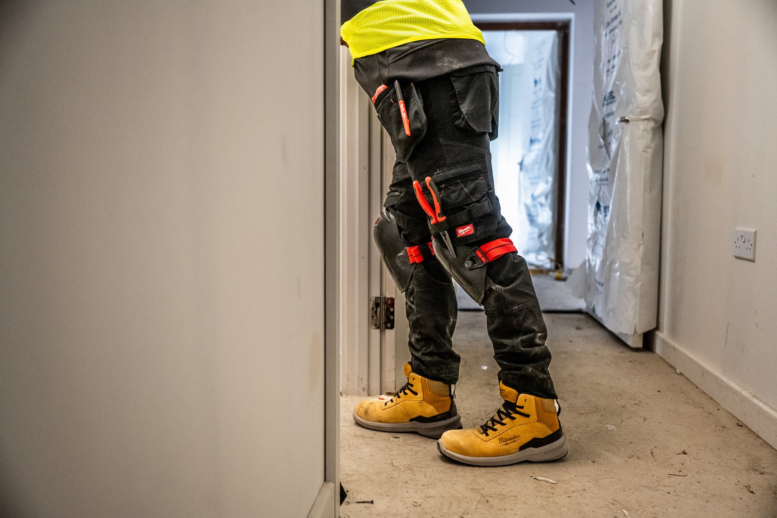 Ghete bej de protecție Flextred S3S 1M171311 ESD FO SR Maro Milwaukee 4932493740 - in utilizare 1