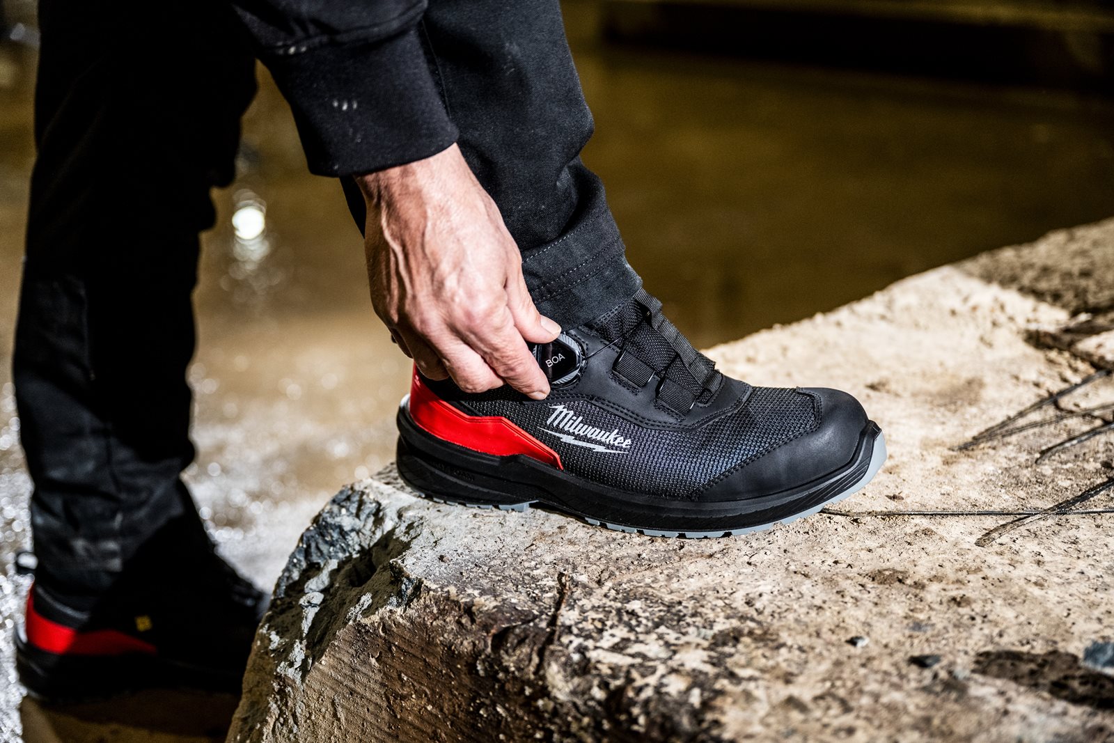 Pantofi negri de protecție Flextred S1PS B1L110133 ESD FO SR Negru Milwaukee 4932498080 - in utilizare 1