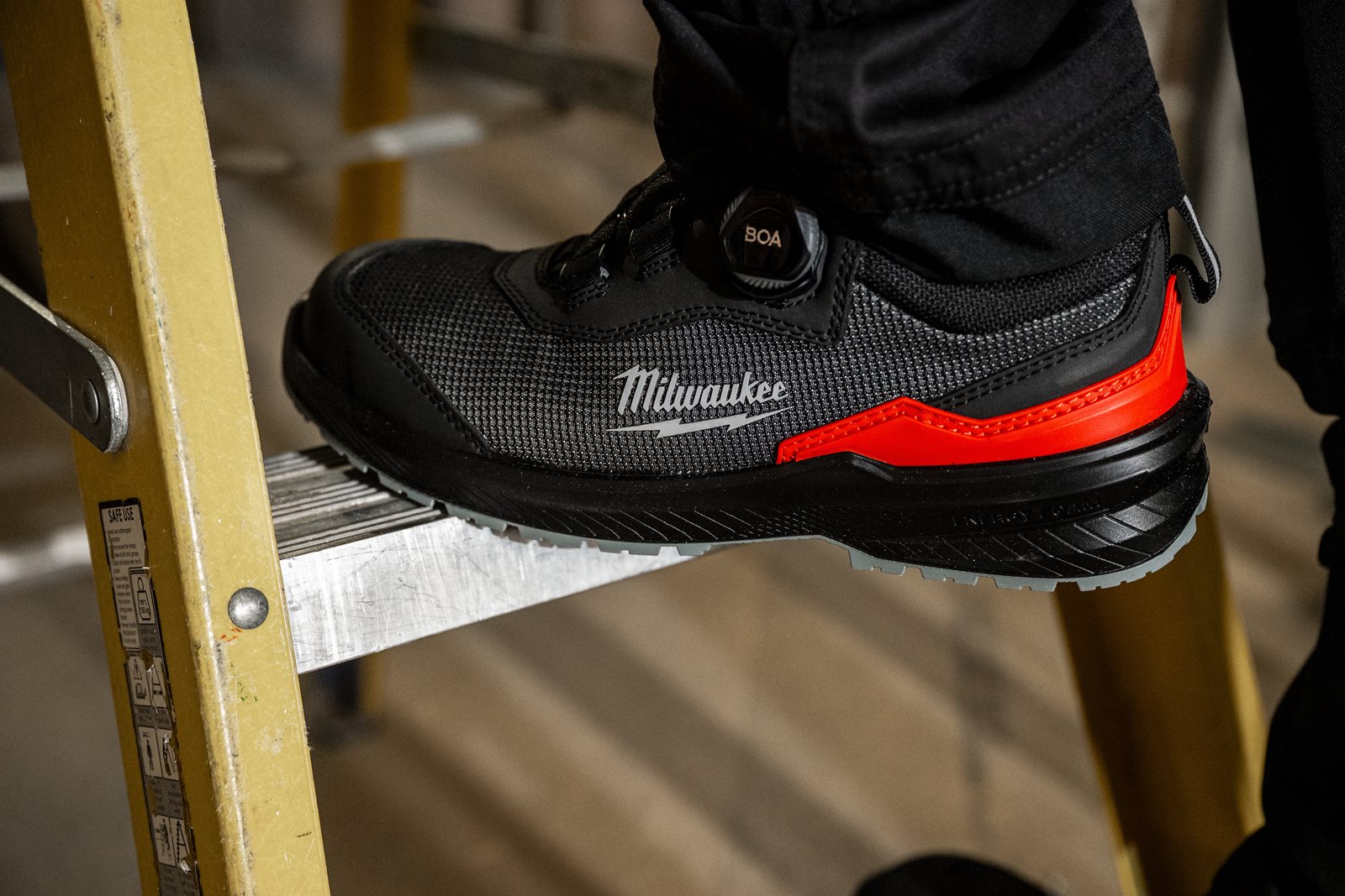 Pantofi negri de protecție Flextred S1PS B1L110133 ESD FO SR Negru Milwaukee 4932498080 - in utilizare 3