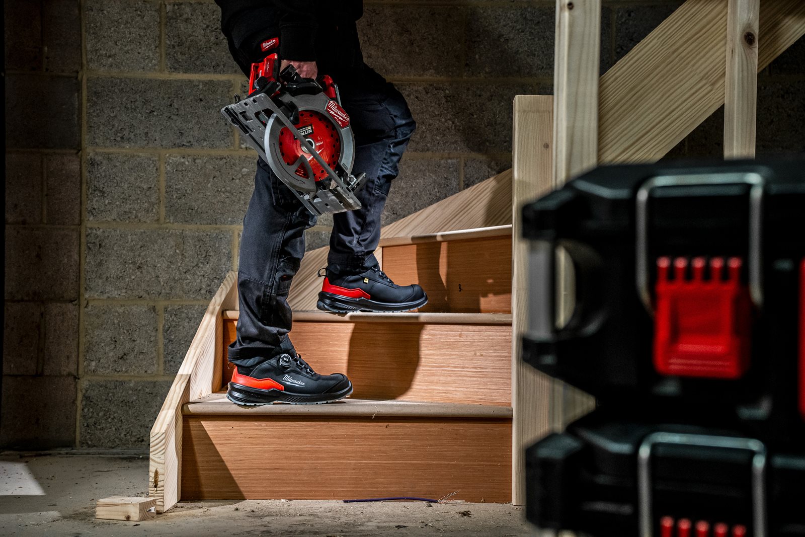 Pantofi negri de protecție Flextred S3S B1L110133 ESD SC FO SR Negru Milwaukee 4932498106 - in utilizare 2