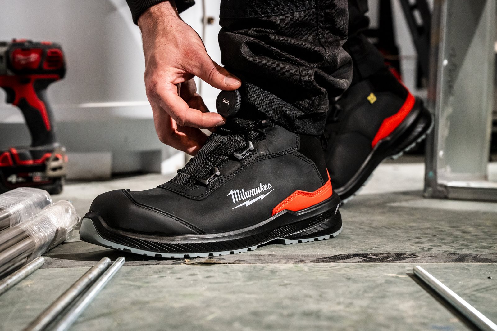 Ghete negre de protecție Flextred S3S B1M110133 ESD SC FO SR Negru Milwaukee 4932498119 - in utilizare 2