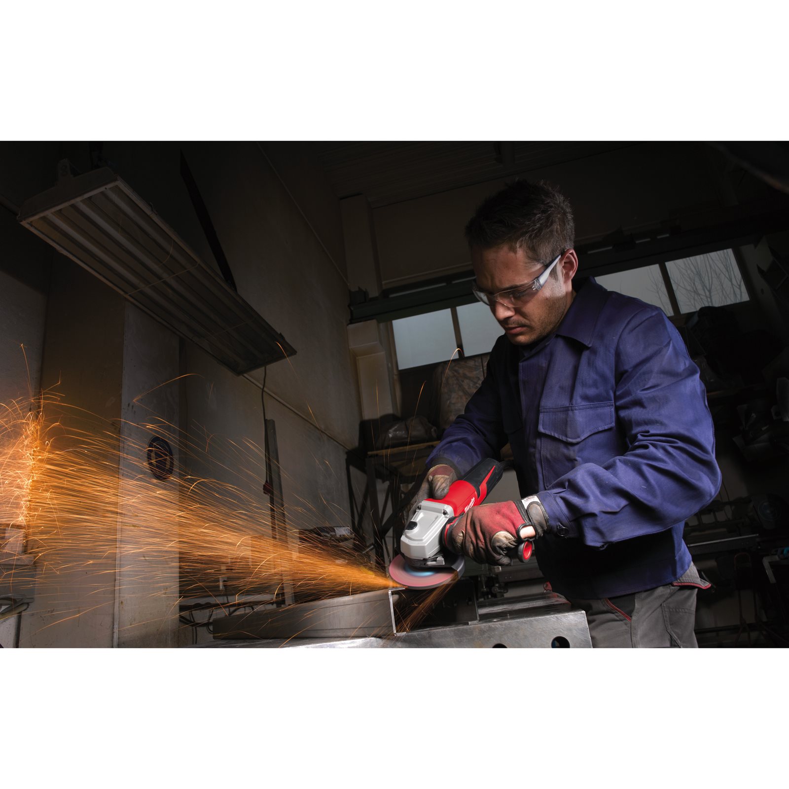 Polizor unghiular 125/150 mm 1550 W cu mâner anti-vibrații Milwaukee AGV 15-125 XC - detaliu 1
