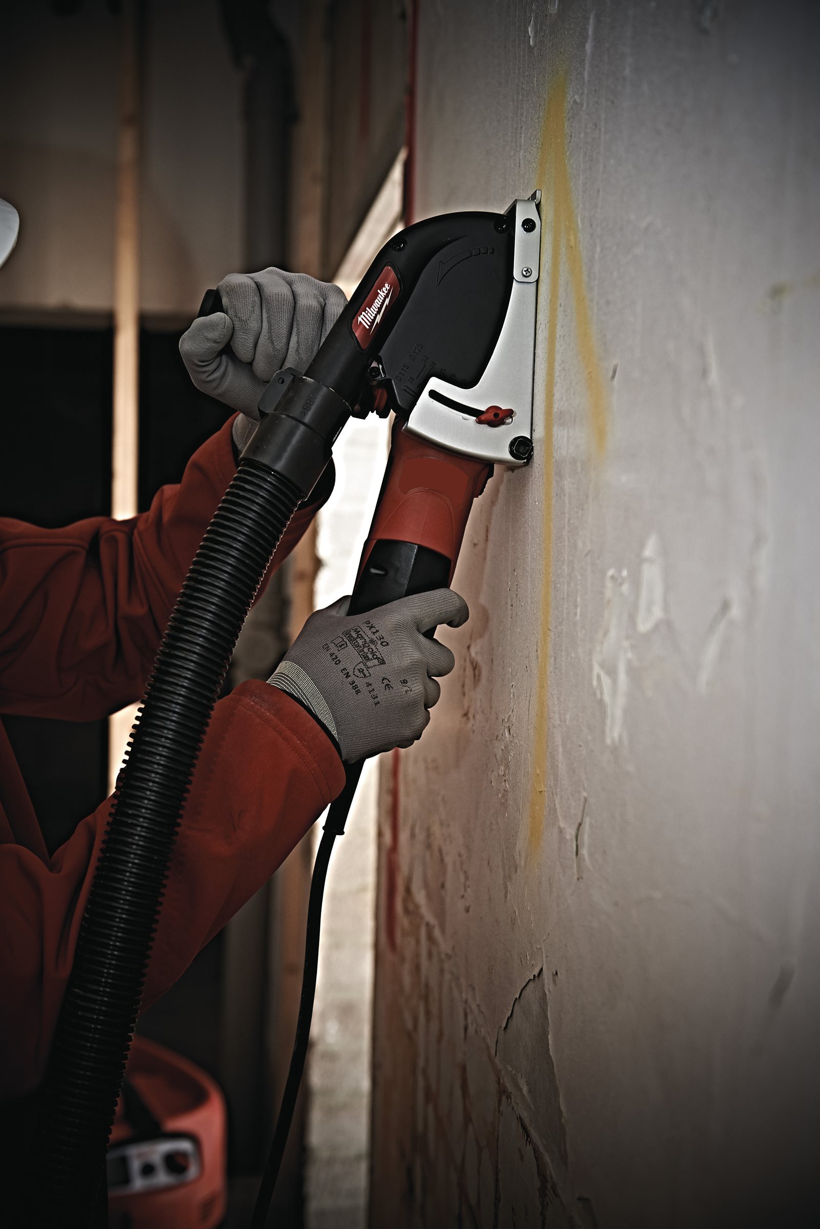 Polizor unghiular cu dispozitiv de aspirare 1550 W (19 mm DOC) Milwaukee AGV 15-125 XC DSC-SET - in utilizare 1