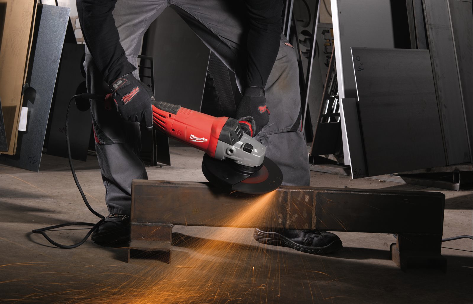 Polizor unghiular 230 mm 2200 W cu mâner anti-vibrații Milwaukee AGV 22-180 E - in utilizare 1