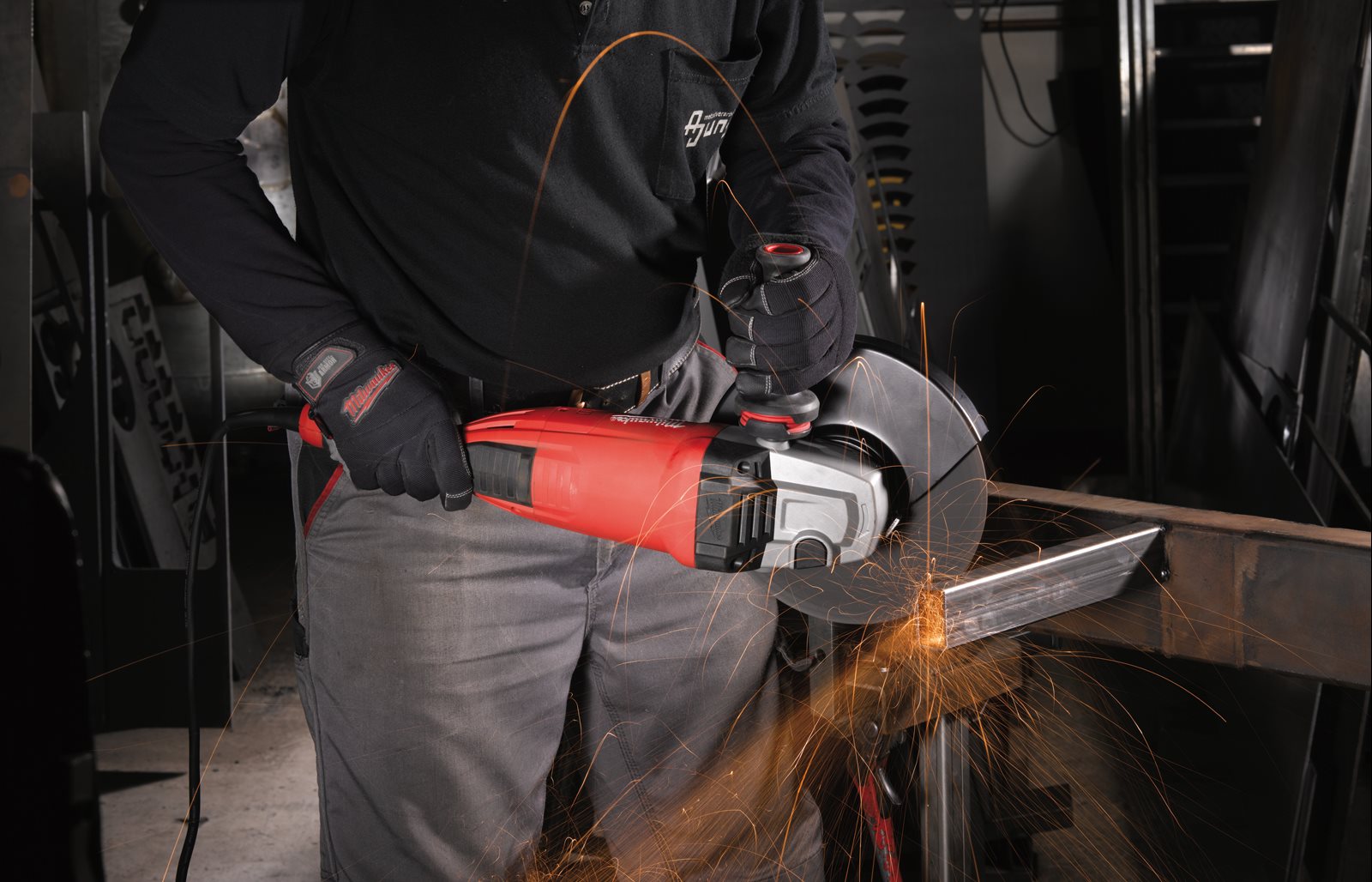 Polizor unghiular 230 mm 2200 W cu mâner anti-vibrații Milwaukee AGV 22-180 E - in utilizare 2