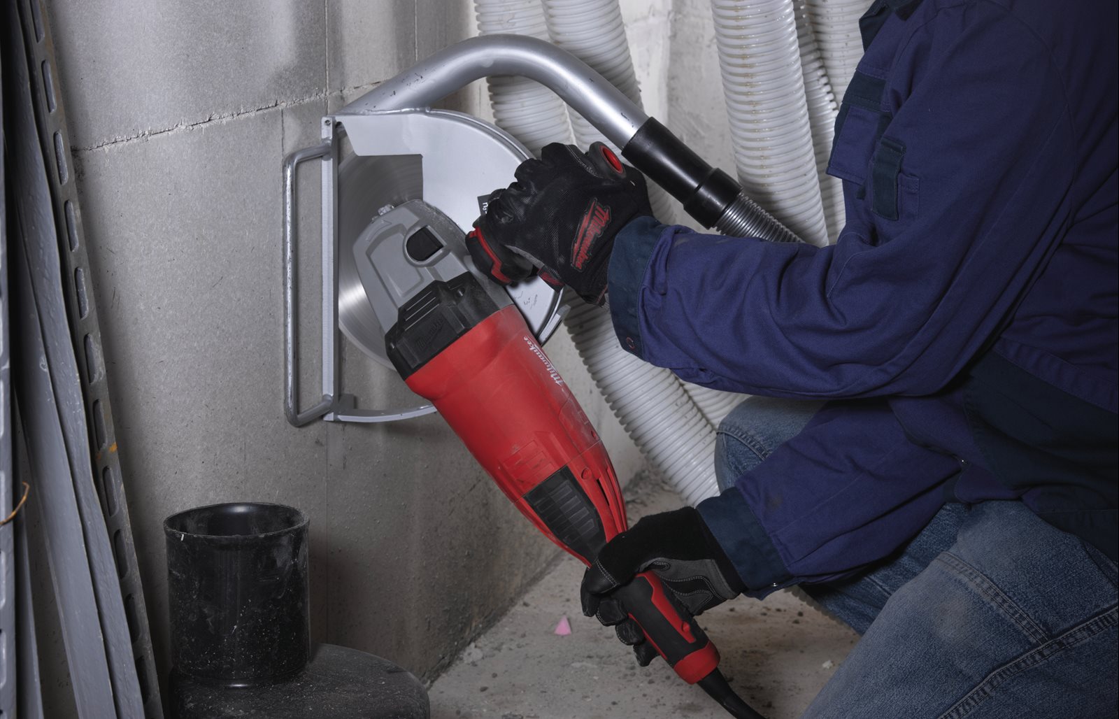 Polizor unghiular 230 mm 2200 W cu mâner anti-vibrații Milwaukee AGV 22-180 E - in utilizare 3