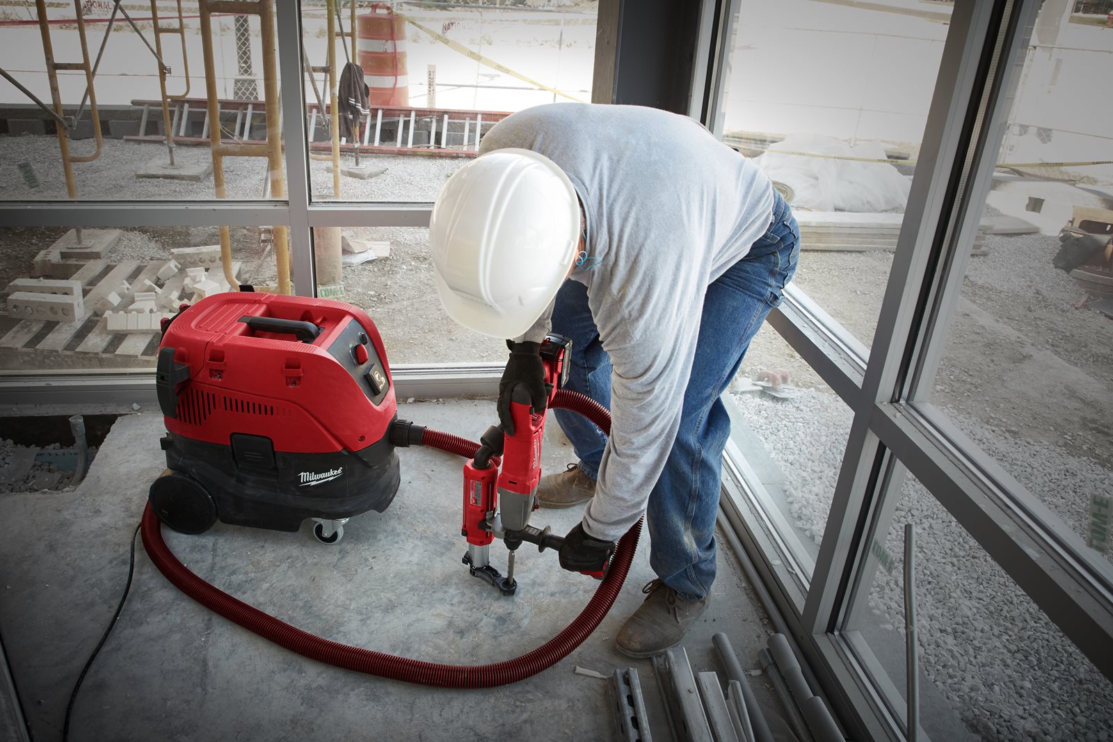 Aspirator 30L, clasa L Milwaukee AS 30 LAC - in utilizare 1