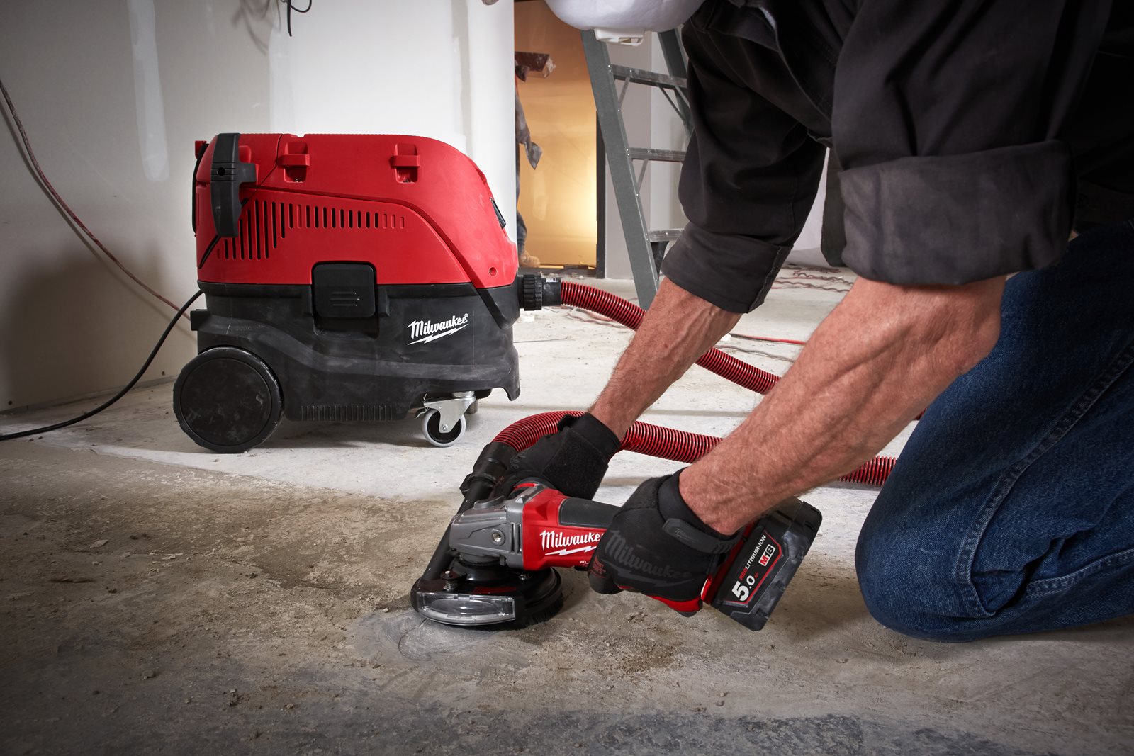 Aspirator 30L, clasa L Milwaukee AS 30 LAC - in utilizare 4