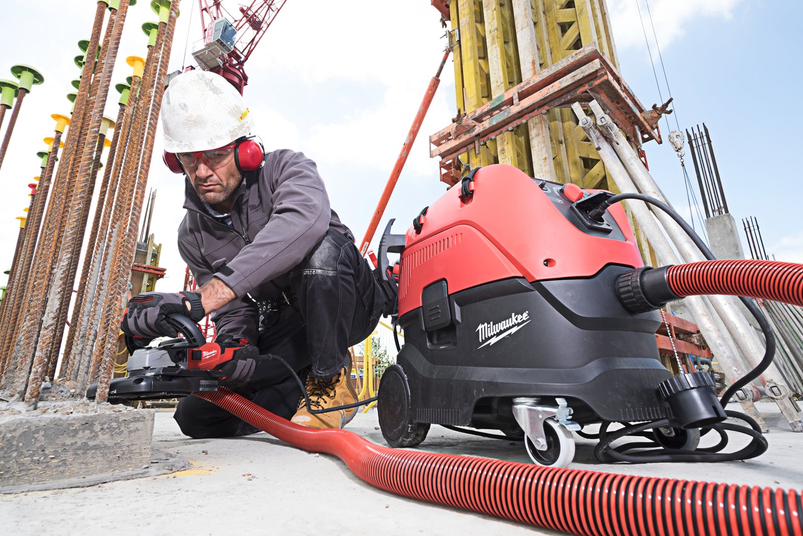Aspirator 30L, clasa M Milwaukee AS 30 MAC - in utilizare 1
