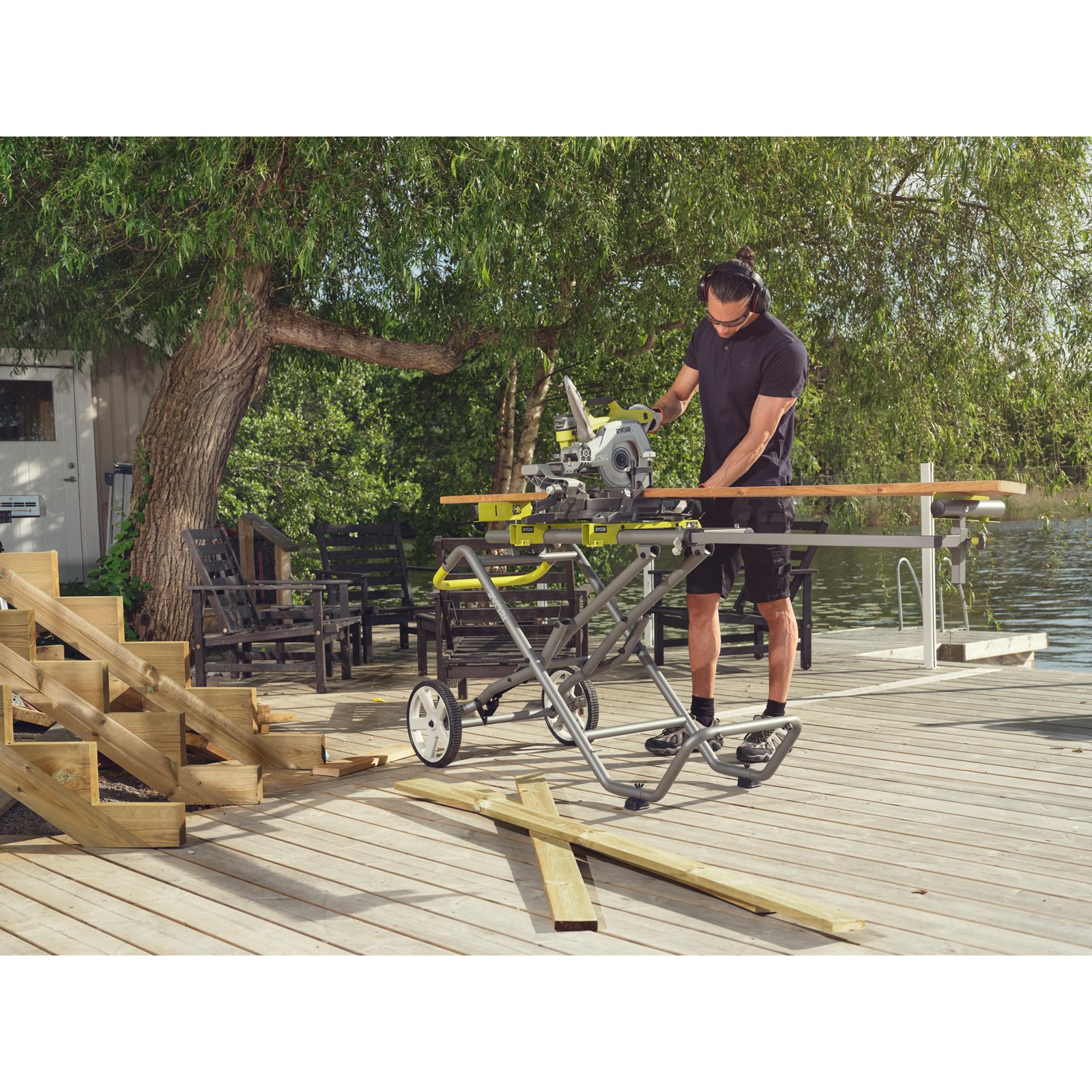 Fierăstrău debitor culisant 2000 W, pânză de 254 mm Ryobi EMS254L - in utilizare 3