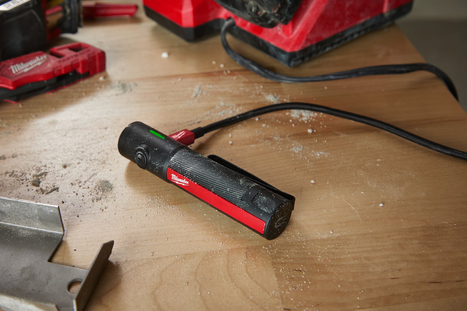 Lanternă frontală reîncărcabilă USB, 500 lumeni Milwaukee IR FL500 - in utilizare 2