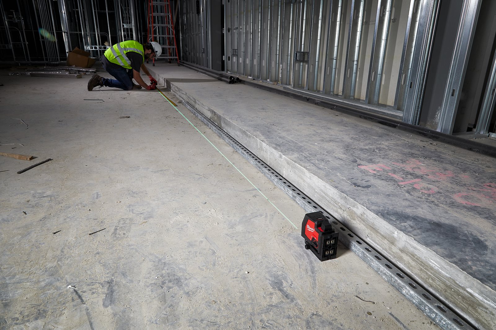 Nivelă laser cu 2 planuri cu fascicul verde reîncărcabilă REDLITHIUM USB Milwaukee L4 CLL-301C - in utilizare 1