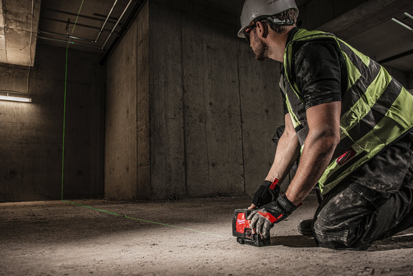 Nivelă laser cu 2 planuri cu fascicul verde reîncărcabilă REDLITHIUM USB Milwaukee L4 CLL-301C - in utilizare 10